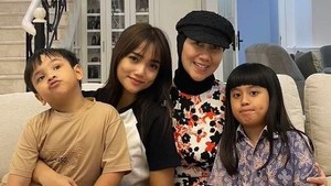 Venna Melinda, ibu Verrell Bramasta, bertamu ke rumah Fuji, cewek yang lagi dikabarkan dekat dengan anaknya. Foto: Instagram Venna Melinda
