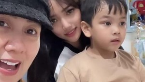 Sekali lagi, Fuji masih membantah pacaran dengan Verrell Bramasta. Dia mengaku ke Venna Melinda hanya berteman dengan anaknya tersebut. Foto: Instagram Venna Melinda 
