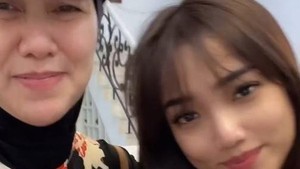 Kedatangan Venna Melinda memang untuk ngonten bareng. Mereka membahas beberapa hal di podcast. Foto: Instagram Venna Melinda