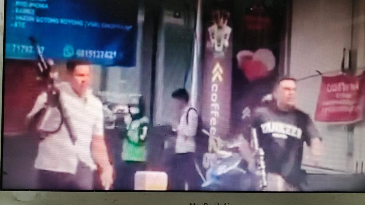 Viral Sekelompok Pria Lari-lari Tenteng ...