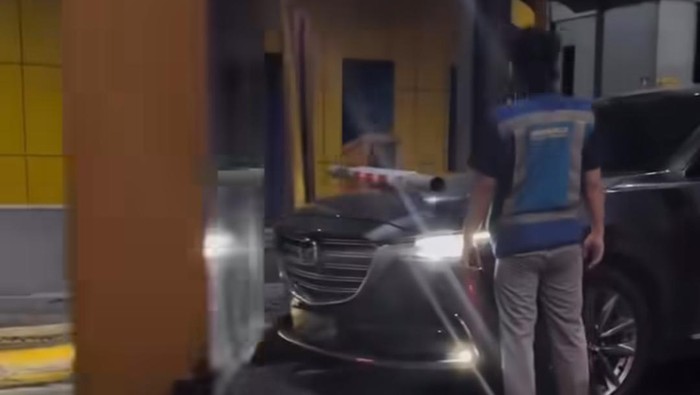 Mobil mazda hitam plat W 1211 AS nekat menerobos palang pintu Tol Gayamsari, Rabu (30/4/2025).