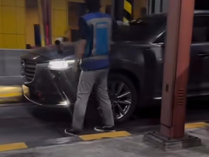 Mobil mazda hitam plat W 1211 AS nekat menerobos palang pintu Tol Gayamsari, Rabu (30/4/2025).