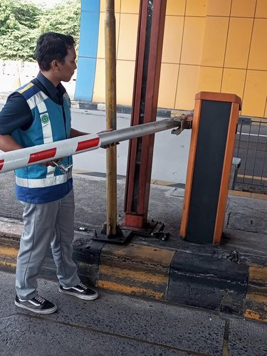 Penampakan palang di Tol Gayamsari, Semarang, yang rusak usai ditabrak mobil Mazda pada Rabu (30/4/2025) dini hari.