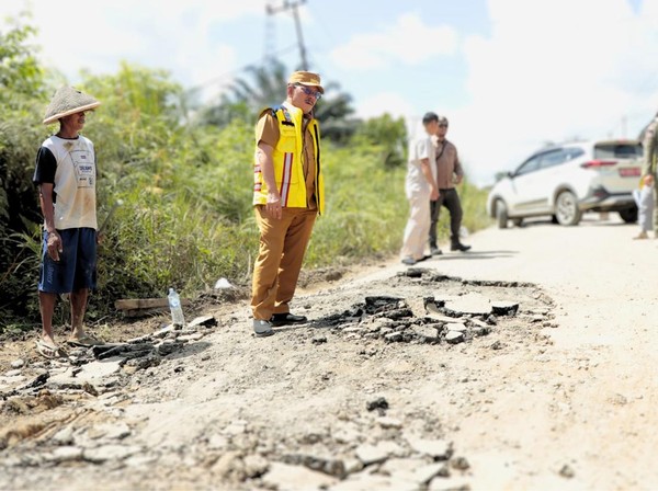 Uning etagini ko‘tarib, kaltakladi