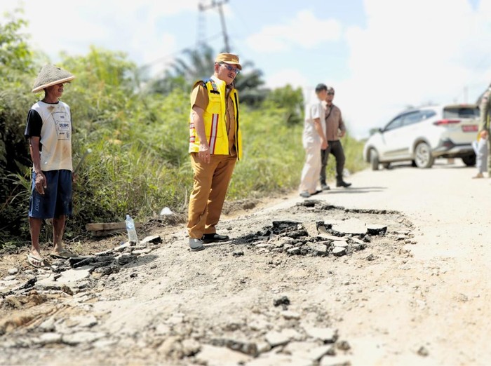 Wagub Kaltara, Ingkong melakukan peninjauan jalan yang menghubungkan Tanjung Selor dengan sejumlah desa di Kecamatan Tanjung Palas Timur khususnya akses jalan menuju Kawasan Industri Tanah Kuning - Mangkupadi