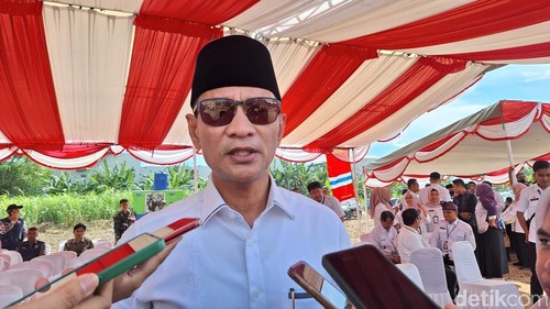 Wali Kota Mataram Mohan Roliskana saat diwawancarai di Mataram, Rabu (30/4/2025). (Foto: Nathea Citra/detikBali)