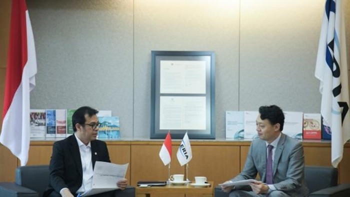 Wamenkomdigi Nezar Patria bertemu dengan ahli teknologi penasihat Pemerintah Jepang asal The University of Tokyo, Yutaka Matsuo, bahas soal kurikulum AI, Selasa (29/4/2025).