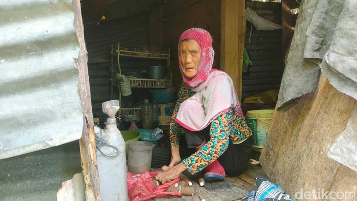 Wanita lansia yang menderita kusta tinggal seorang diri di gubuk reyot di Polman.