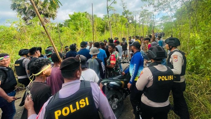 Warga dua desa di Kabupaten Kepulauan Tanimbar, Maluku, terlibat bentrok.