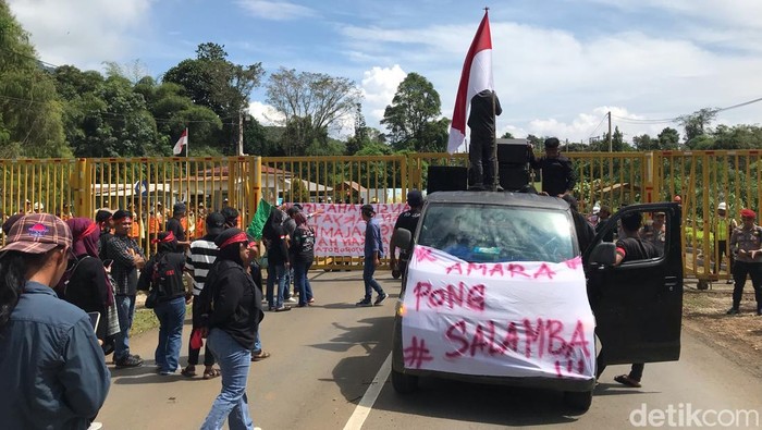 Warga menggelar demonstrasi di kawasan PT Vale di Luwu Timur.