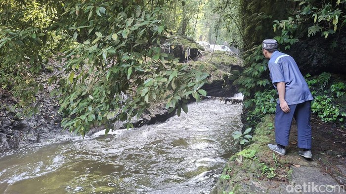 Warga menunjukkan aliran sungai di KBB yang tercemar kotoran hewan