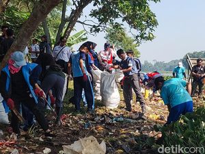 Sampah-Eceng Gondok yang Masih Jadi Persoalan di Sungai Citarum