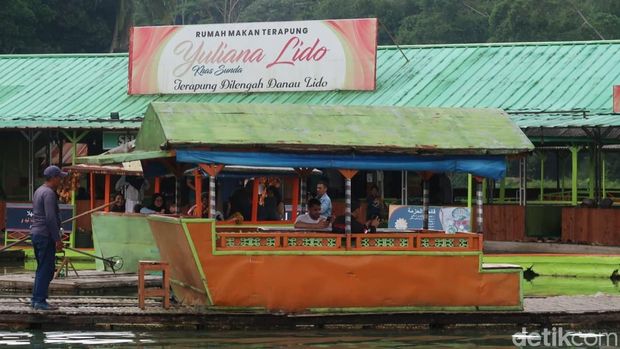 Wisata perahu rakit di Danau Lido