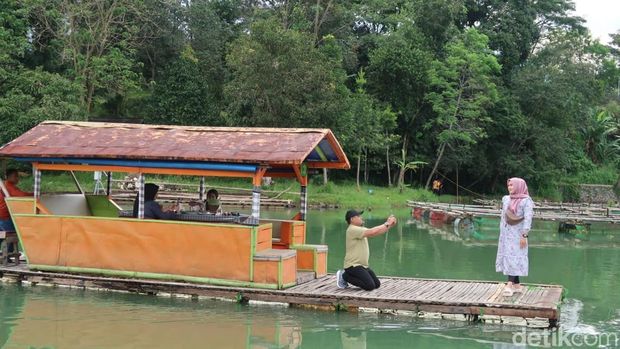 Wisata perahu rakit di Danau Lido