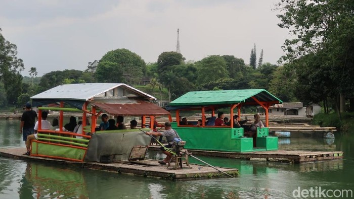 Wisata perahu rakit di Danau Lido
