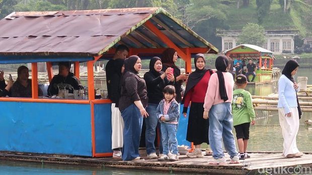Wisata perahu rakit di Danau Lido