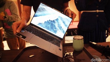 Di balik desainnya yang tahan banting, ExpertBook P5 Series ditenagai Intel Core Ultra 7 (Series 2) yang dilengkapi tiga mesin AI terintegrasi (CPU, GPU, dan NPU), menghasilkan performa komputasi keseluruhan hingga 115 TOPS, termasuk 47 TOPS NPU. Dengan dukungan hingga 32GB LPDDR5X RAM dan Dual M2 NVMe Gen4 SSD (hingga 2TB) yang mendukung konfigurasi RAID 0 & RAID 1, serta daya tahan baterai hingga 20 jam, ExpertBook P5 siap mendukung aktivitas bisnis intensif sepanjang hari.