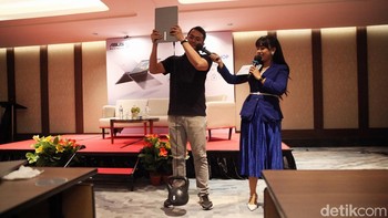 Dirancang untuk mobilitas professional, ExpertBook P series menggunakan material full-aluminum chassis (pada model P5) yang ringan hanya 1,27 kg namun tetap solid. Serta penambahan konstruksi pelat logam pada area port dan konektor penting, guna menjaga kestabilan komponen internal dalam jangka panjang. Dengan demikian, ExpertBook P Series mampu bertahan dari resiko terjatuh dari ketinggian hingga 120 cm ke permukaan beton, lebih tinggi dari rata-rata meja kerja.