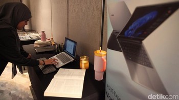 Berjalan di atas sistem operasi Windows 11 Home, ExpertBook P series sangat siap mendampingi kolaborasi virtual, melalui kehadiran fitur Asus AI ExpertMeet dengan teknologi AI Noise-cancelling, AI Camera untuk koreksi pencahayaan dan arah pandangan, serta AI Meeting Minutes untuk transkripsi otomatis rapat.