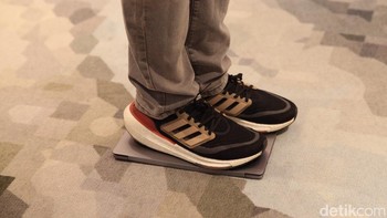 ExpertBook P Series dilengkapi lapisan pelindung panel layar ultra-kuat yang mampu menahan beban hingga 28 kg dan bahkan tetap kokoh saat mendapat tekanan ekstrem hingga 85 kg, seperti tertindih saat di dalam tas kerja atau bagasi.