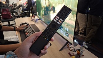 Smart TV ini merupakan Google TV Android dan dapat menggunakan Google Assistant. Ada juga dukungan Apple AirPlay 2. Foto: Aisyah Kamaliah/detikINET