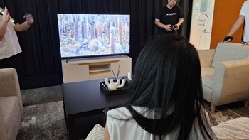 Ada juga blue light filter yang membuat pengalaman nonton Netflix jadi lebih nyaman di mata, terutama di kamar dengan minim pencahayaan. Foto: Aisyah Kamaliah/detikINET