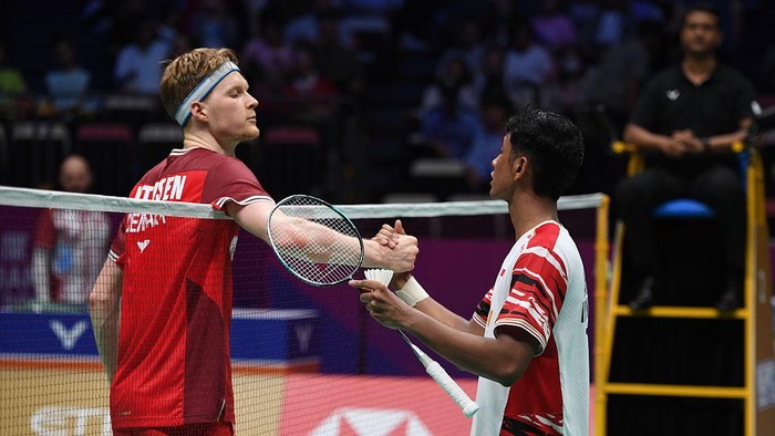 XIAMEN, CHINA - MAY 01: Alwi Farhan of Indonesia shakes hands with Anders Antonsen of Denmark in the Mens Singles Round Robin match on day five of the BWF Sudirman Cup Finals 2025 at Fenghuang Gymnasium on May 1, 2025 in Xiamen, Fujian Province of China. (Photo by Zheng Hongliang/VCG via Getty Images)