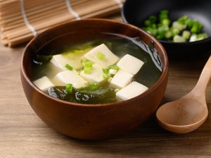 Bukan Sekadar Sup! Ini 4 Manfaat Sehat Rutin Makan Sup Miso