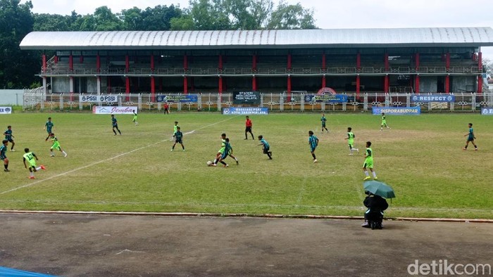 Ajang sepak bola Piala Soeratin Kota Tasikmalaya dihelat di Stadion Dadaha Kota Tasikmalaya.