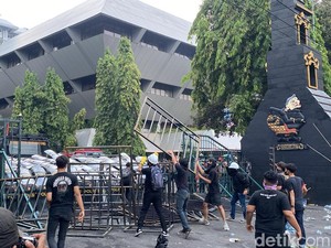 Demo Buruh di Semarang Ricuh, Belasan Orang Diamankan