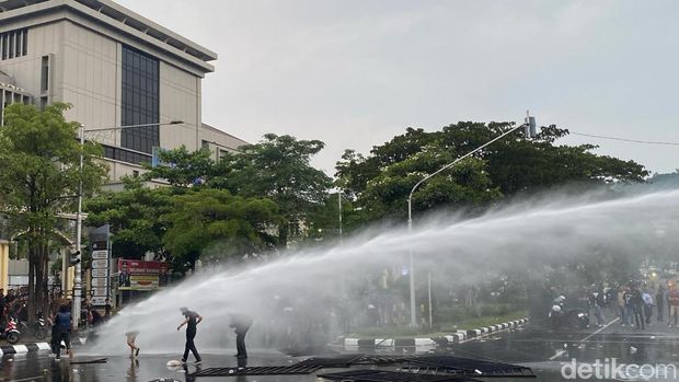 Aksi demo di Semarang berlangsung ricuh, Kamis (1/5/2025).
