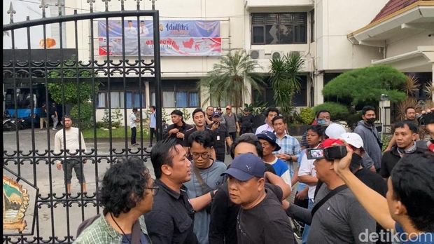 Aksi demo di Semarang berlangsung ricuh, Kamis (1/5/2025).