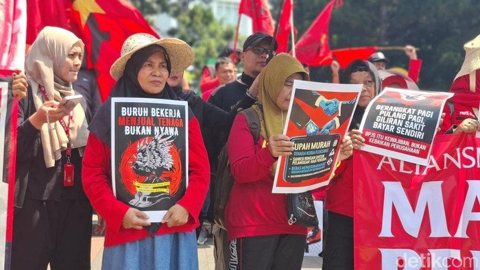 Aksi Hari Buruh di Taman Cikapayang, Kota Bandung, Kamis (1/5/2025).