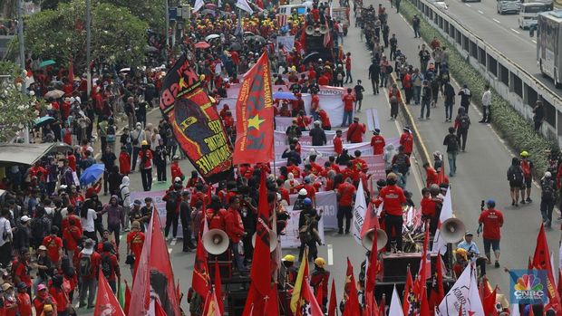 Aksi long march dari Konfederasi KASBI dan Aliansi Gerakan Buruh Bersama Rakyat (GEBRAK) saat demo May Day di Kawasan depan Gedung DPR, Jakarta, Kamis (1/5/2025). (CNBC Indonesia/Muhammad Sabki)