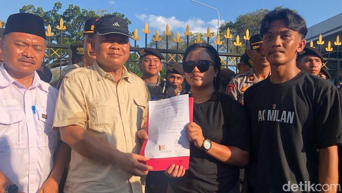 Penandatangan Tuntutan Massa Aksi May Day Kalteng 2025 didepan Kantor Gubernur Kalteng