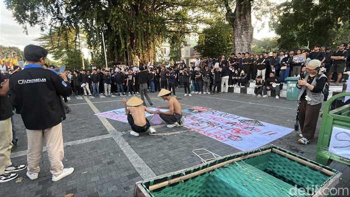 Aksi pedagang sayur dan mahasiswa saat hari buruh di depan Balai Kota Solo, Kamis (1/5/2025)