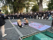 Aksi Hari Buruh di Solo: Bagi-bagi Sayur-Teatrikal