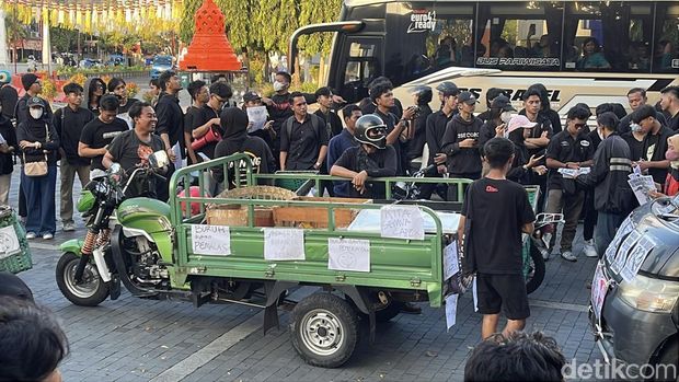Aksi pedagang sayur dan mahasiswa saat hari buruh di depan Balai Kota Solo, Kamis (1/5/2025)