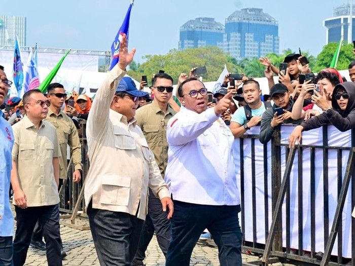 Andi Gani (kemeja putih) berjalan bersama Presiden Prabowo (Dokumentasi Tim Andi Gani)