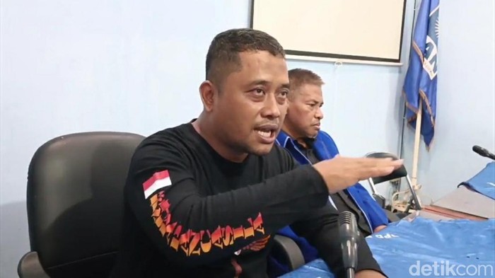 Anggota F-DPRD Brebes Ade Apriyanto bicara soal tudingan minta kelola parkir minimarket, Kamis (1/5/2025).