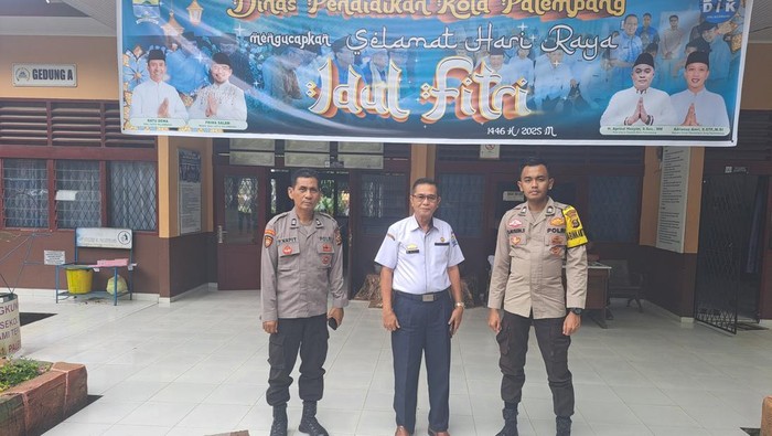 Anggota Polres Banyuasin mengecek tiga sekolah di Kenten Laut Palembang