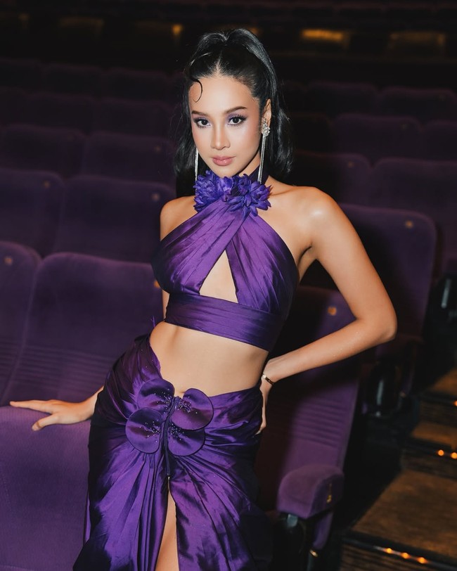 Gaun ungu dari Wiki Wu ini hadir dengan detail cut out di tengah dada dan bagian perut sehingga menambah kesan seksi pada penampilan Anya Geraldine. Foto: Dok. Instagram Anya Geraldine