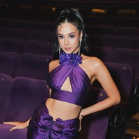 Gaun ungu dari Wiki Wu ini hadir dengan detail cut out di tengah dada dan bagian perut sehingga menambah kesan seksi pada penampilan Anya Geraldine. Foto: Dok. Instagram Anya Geraldine