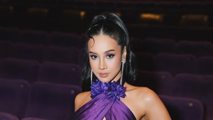 Dalam acara gala premiere film tersebut, Anya tampil menawan dengan dress berwarna ungu yang memperlihatkan bagian perut. Dok. Instagram Anya Geraldine