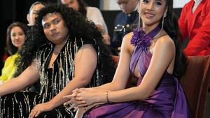Dalam film tersebut Naya dipaksa untuk menjadi pedangdut oleh Wawan (Keanu AGL) dan Wendhoy (Fajar Nugra). Dok. Instagram Anya Geraldine