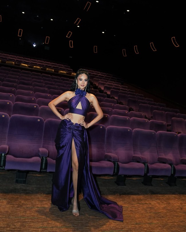 Gaun Wiki Wu ini juga hadir dengan belahan tinggi (thigh-high slit) di bagian depan memperlihatkan kaki jenjang Anya Geraldine. Foto: Dok. Instagram Anya Geraldine