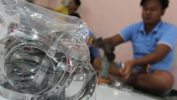 Asrama Haji Surabaya Produksi Gelang Identitas Jamaah Pekerja menunjukkan gelang identitas jamaah calon haji yang dibuat di Asrama Haji Embarkasi Surabaya (AHES), Surabaya, Jawa Timur, Kamis (1/5/2025). Gelang-gelang itu dibagikan kepada jamaah calon haji untuk memudahkan mengidentifikasi mereka jika tersesat di Tanah Suci saat melaksanakan ibadah haji. ANTARA FOTO/Didik Suhartono/tom.