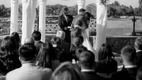 Ceremony pernikahan Aurelie Moeremans dan Tyler Bigenho dipimpin oleh Pendeta Stephen Bay. Foto: dok. Perpetual Films