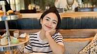 Tampaknya Puspa memang hobi kulineran. Ini salah satu momen ketika Puspa menikmati high tea dengan aneka ragam canape yang lezat. Foto: Instagram @hallopuspa_