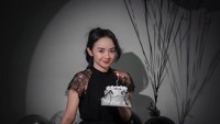Momen ulang tahunnya juga pernah dibagikan. Puspa memegang kue ulang tahun dengan desain pita hitam yang minimalis. Ia juga berpose dengan hiasan balon hitam. Foto: Instagram @hallopuspa_